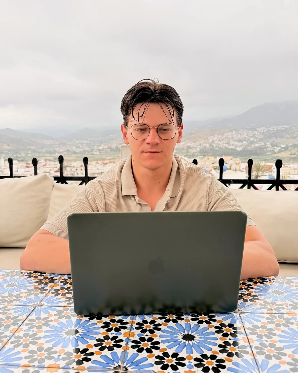 Taras Vasyliv, fundador de Likin, trabajando con su portátil en una terraza