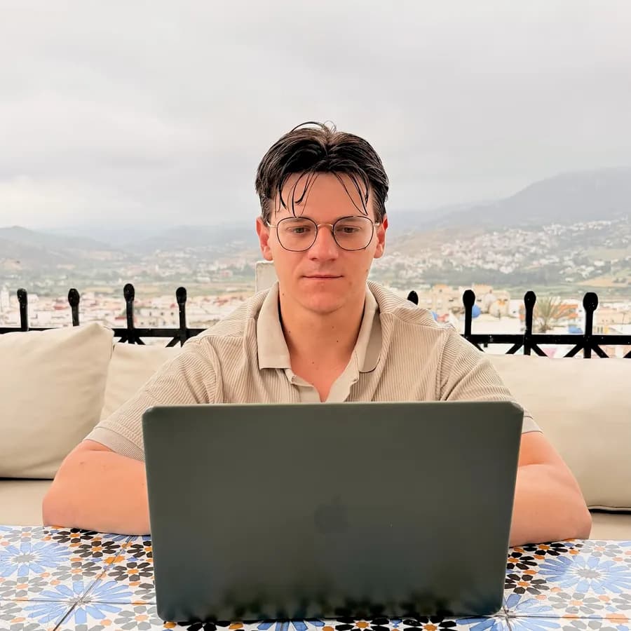 Taras Vasyliv, fundador de Likin, trabajando con su portátil en una terraza